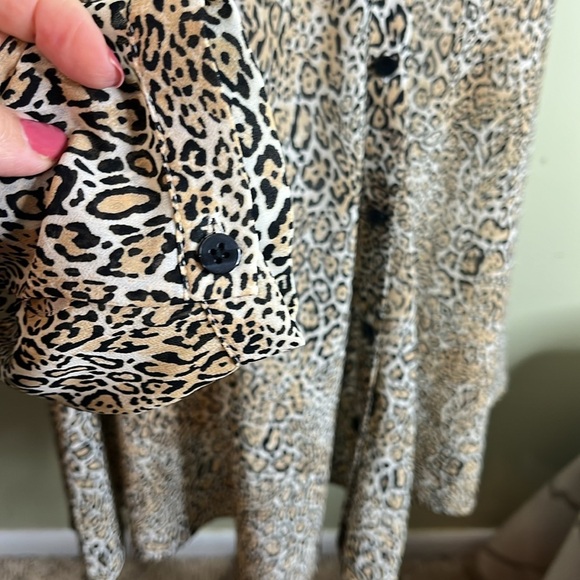 Chico's cheetah print flowy lightweight button down long sleeve Blouse,size 8/10 - Picture 12 of 15